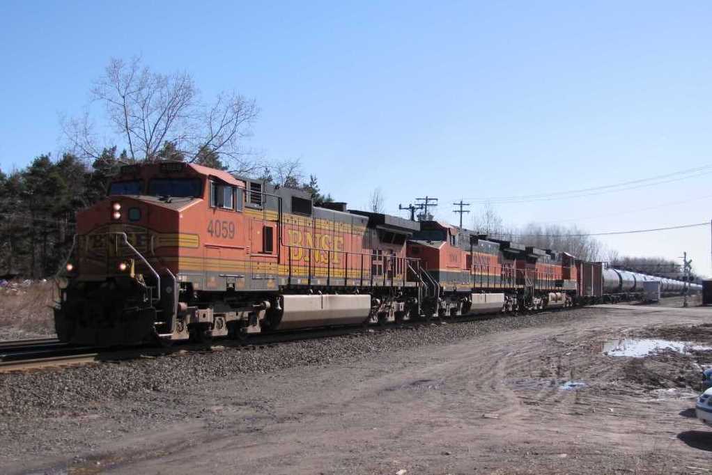 BNSF 4059 leads WB crude oil tankers past CP382